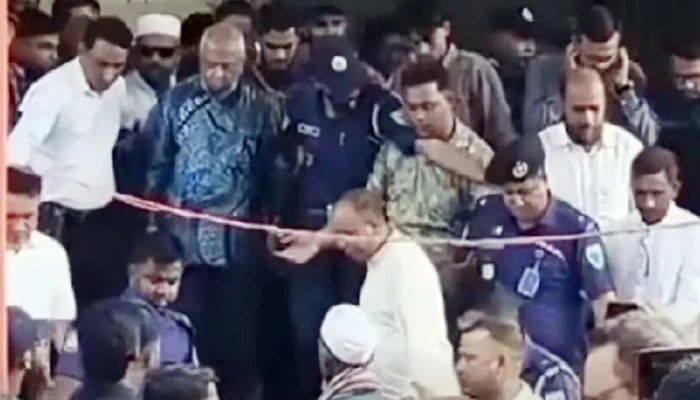 মন্ত্রীর উপস্থিতিতে পাশের চেয়ারে বসা নিয়ে হাতাহাতি, অতঃপর...