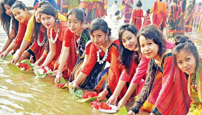 বছরে একদিন এক সুতোয় ‘প্রেমের’ মালা গাঁথেন তারা