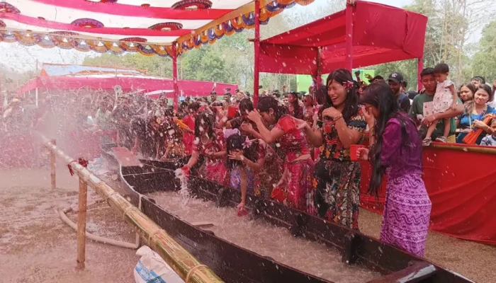 জলকেলি উৎসবে মেতেছে পাহাড়িরা