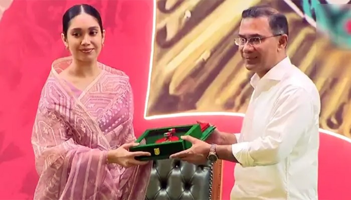 স্বাধীনতা পুরস্কার তুলে দিলেন প্রধানমন্ত্রী