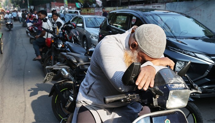 ​তেলের জন্য সরকারি চাকরিজীবীদের দাঁড়াতে হবে না সাধারণ কাতারে