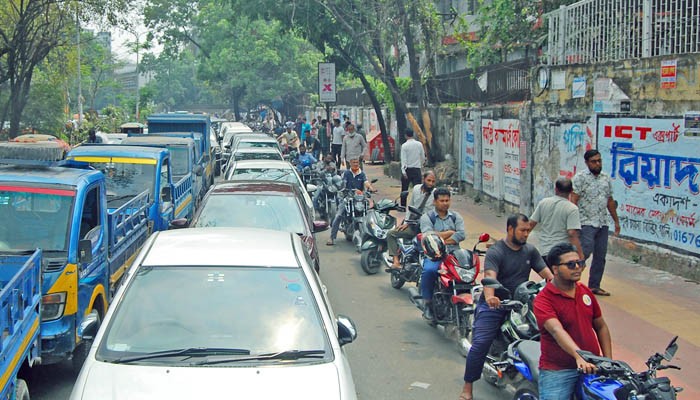 পাম্পের শেষ সিরিয়াল খুঁজতে দিশেহারা চালকরা