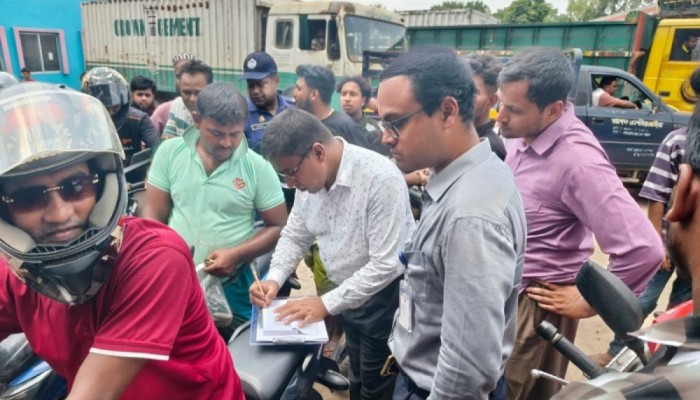 ​পাম্পে তেল নিতে এসে জরিমানা গুনলেন তিন মোটরসাইকেল চালক