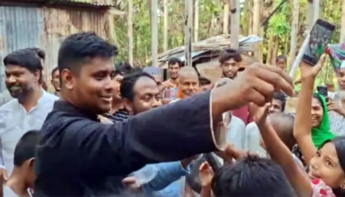 ​মোমবাতি বিতরণ করে হাসনাত আবদুল্লাহর প্রতিবাদ