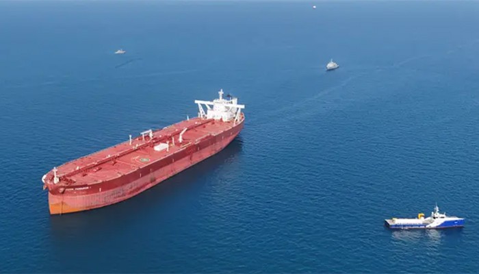 হরমুজ প্রণালিতে ইরানি গানবোটের গুলির মুখে ট্যাংকার