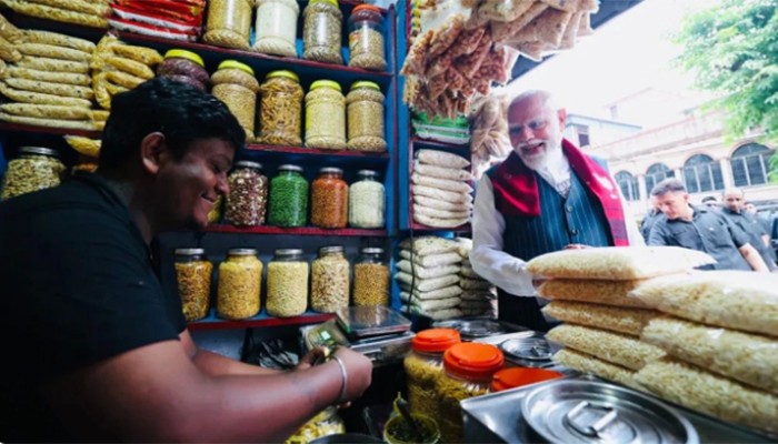 রাস্তায় দাঁড়িয়ে ১০ টাকার ঝালমুড়ি কিনে খেলেন মোদি