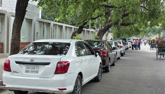 তেলের দাম বাড়লেও পাম্পে লম্বা লাইন