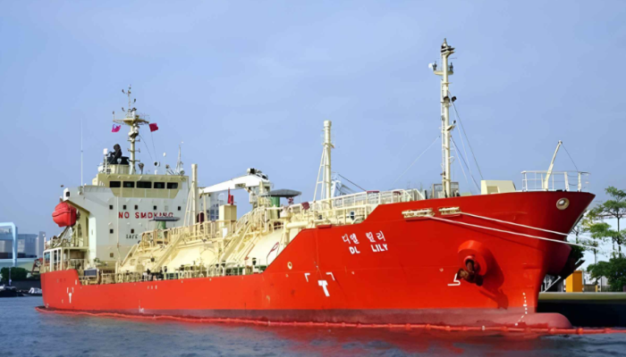 এপ্রিলের ২০ দিনে এসেছে জ্বালানি তেলের ১২ জাহাজ