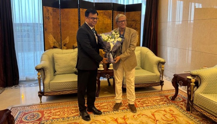 চীনে পৌঁছেছেন মির্জা ফখরুল