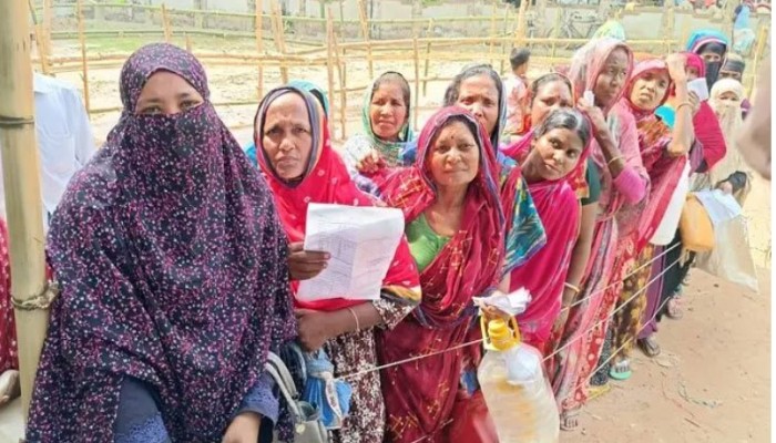 তেলের লাইনে এবার গৃহিণীরা