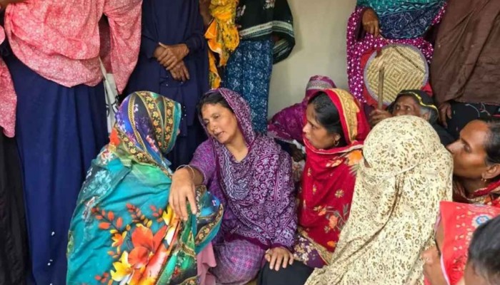 এক রাতে ৭ জনকে গলাকেটে হত্যা