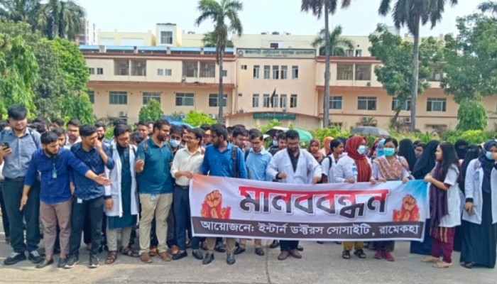 রাজশাহী মেডিক্যালে ইন্টার্ন চিকিৎসকদের নিরাপত্তা দাবিতে কর্মবিরতি