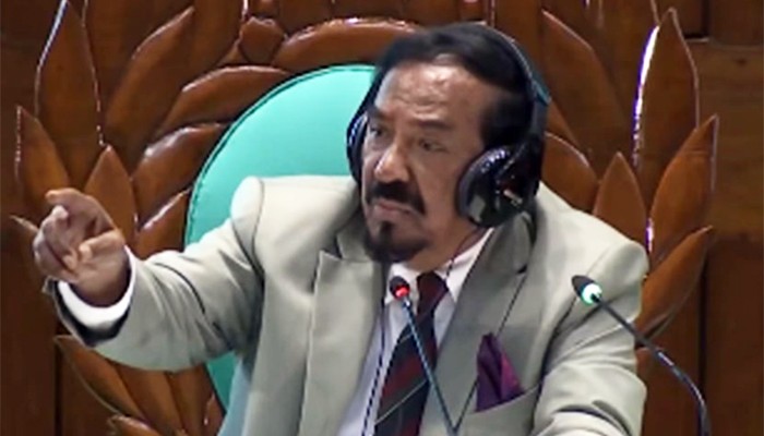 ​‎সংসদের অধিবেশন কক্ষে খাচ্ছিলেন এমপি, ধরে ফেললেন স্পিকার