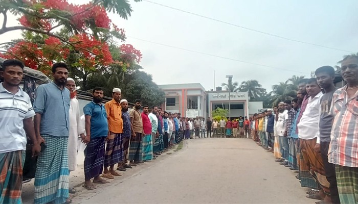 পুলিশের নামে চাঁদা আদায়ের অভিযোগ, ইজিবাইক চালকদের মানববন্ধন