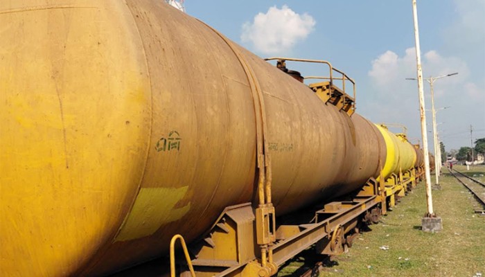 ​ভারত থেকে তৃতীয় দফায় এলো আরো ৭ হাজার টন ডিজেল