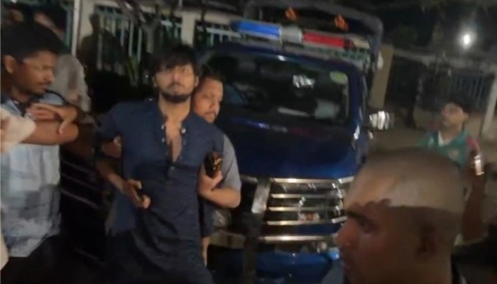 শাহবাগ থানায় ছাত্রদল-শিবির পাল্টাপাল্টি ধাওয়া, সাংবাদিকসহ আহত কয়েকজন