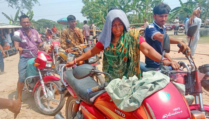 ছেলের বাইকের জন্য পাম্পের লাইনে মা!