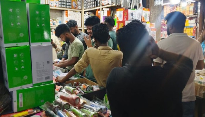 তীব্র গরমে চাহিদা বেড়েছে ফ্যান-এসির, দামও তুঙ্গে