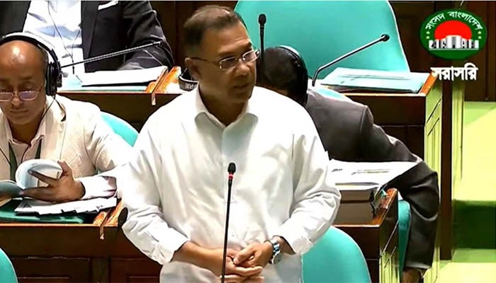 ​লাইনে না দাঁড়িয়ে তেল পাবেন জরুরি সেবায় নিয়োজিতরা