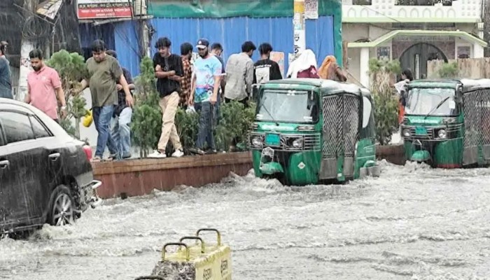 চট্টগ্রামে বৃষ্টিতে সড়কে হাঁটুপানি