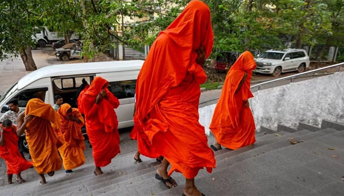 ১১০ কেজি গাঁজাসহ বিমানবন্দরে ২২ বৌদ্ধ সন্ন্যাসী গ্রেপ্তার