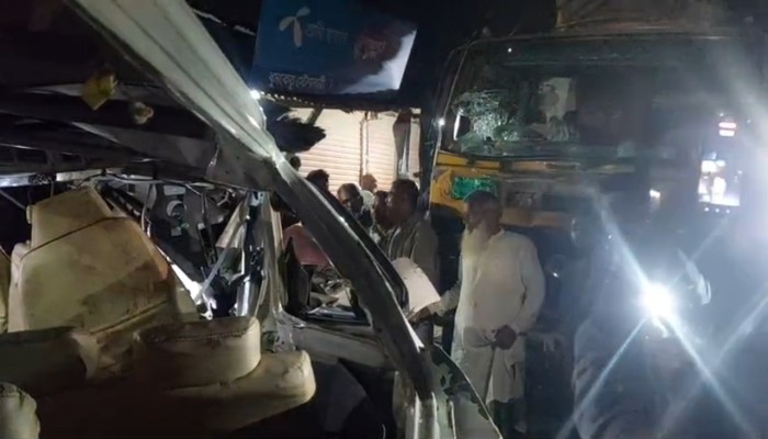 কুড়িগ্রামে ট্রাক-মাইক্রোবাস সংঘর্ষে হারালো ৩ প্রাণ