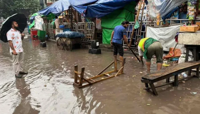 বৃষ্টি-জলাবদ্ধতায় ভোগান্তিতে দিনের শুরু