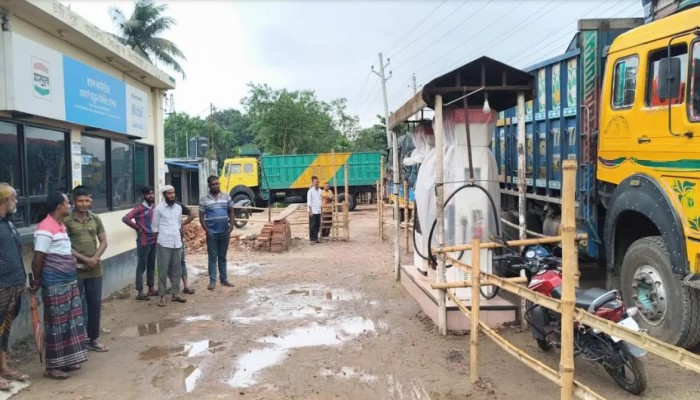 পাল্টে গেছে পাম্পের চিত্র: চালকদের অপেক্ষায় কর্মীরা