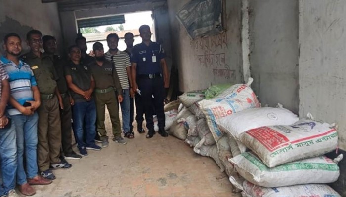 ​কুরিয়ার সার্ভিসের কার্যালয় থেকে শামুক-ঝিনুক জব্দ