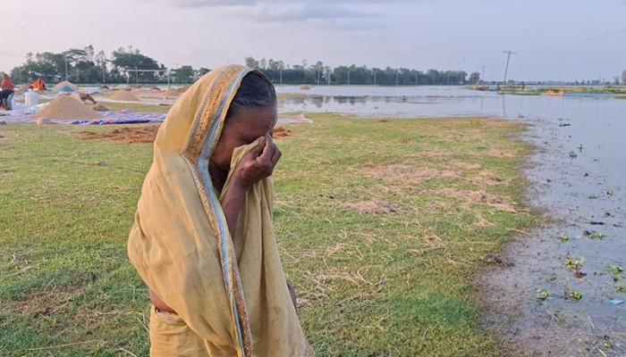 ঋণের বোঝায় কাঁদছেন কৃষক