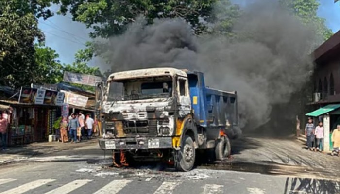 এক ব্যক্তিকে চাপা দেওয়ার পর দুই ট্রাকে আগুন দিলো জনতা