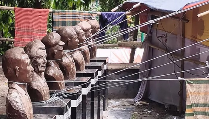 ​সাত বীরশ্রেষ্ঠের ভাস্কর্যের গলায় মেলার দড়ি, শুকানো হচ্ছে লুঙ্গিও