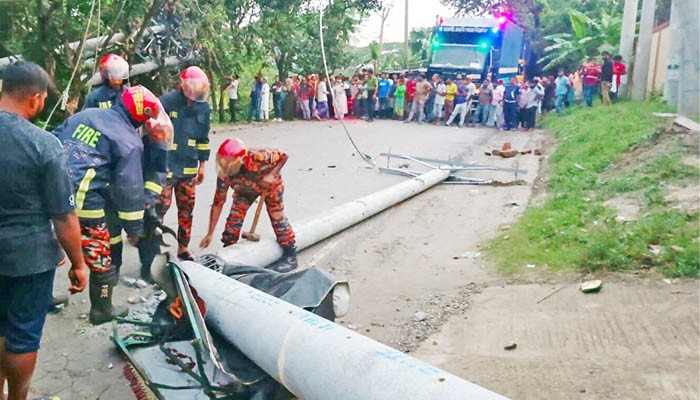 একসঙ্গে বিদ্যুতের ১৭ খুটি ভাঙ্গায় আতঙ্কে গ্রাহকরা