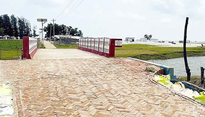 ​লাল কাঁকড়ার চরে যাওয়ার ৫০ বছরের ভোগান্তি লাঘব