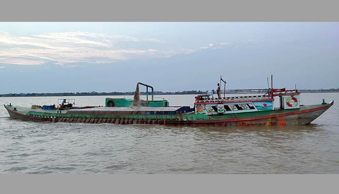 কলাপাড়ার রাবনাবাদ নদী থেকে অবৈধ বালু উত্তোলন