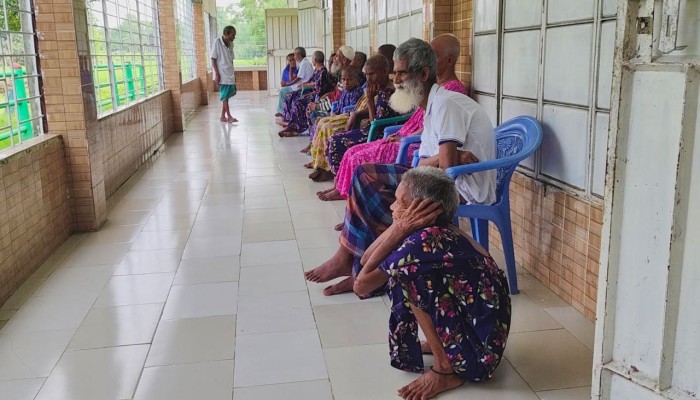 রাস্তায় পড়ে থাকা পরিচয়হীন মায়েদের শেষ আশ্রয় ‘সাড়া মানবিক বৃদ্ধাশ্রম’