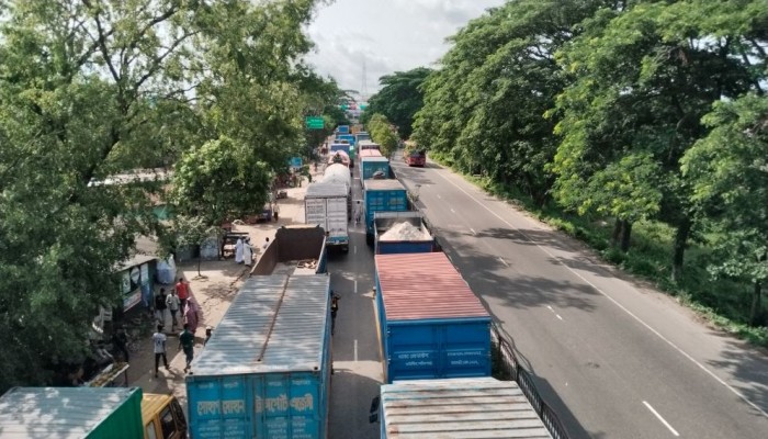 ঢাকা-চট্টগ্রাম মহাসড়কে ১৩ কি.মি যানজট, ভোগান্তিতে যাত্রীরা