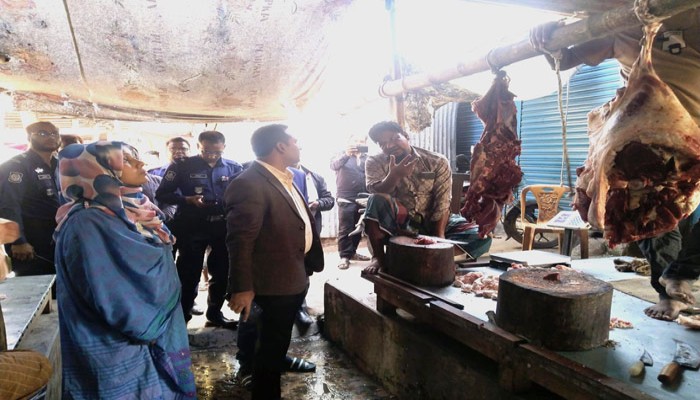 রাজারহাটে খোলা স্থানে পশু জবাই: দূষণে বিপর্যস্ত জনজীবন