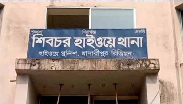 ট্রাকের চাকা বদলাতে গিয়ে গাড়িচাপায় প্রাণ গেল বাবা-ছেলের