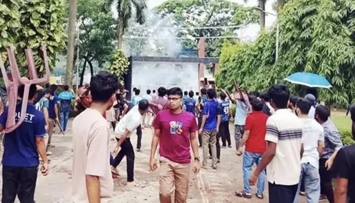 ডুয়েটে ভিসি ইস্যুতে রণক্ষেত্র: শিক্ষার্থী-বহিরাগত সংঘর্ষে আহত ১৫