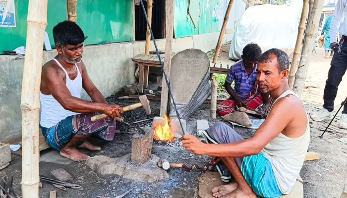 কোরবানির ঈদ ঘিরে টুং টাং শব্দে মুখর কামারপাড়া