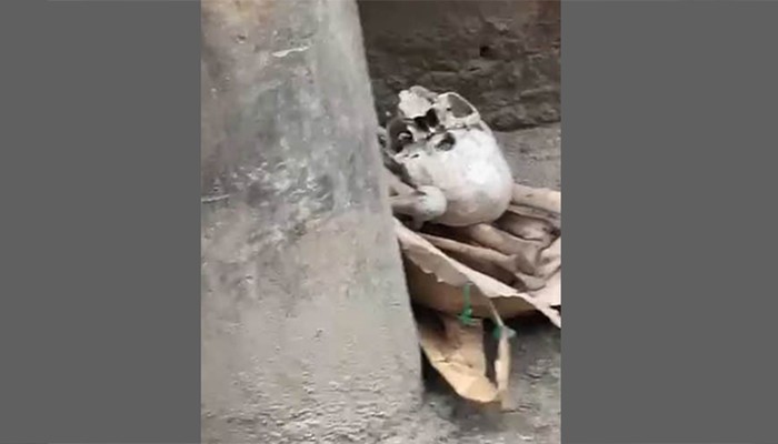 ​মোহাম্মদপুরে সড়ক থেকে মানুষের মাথার খুলি ও হাড় উদ্ধার
