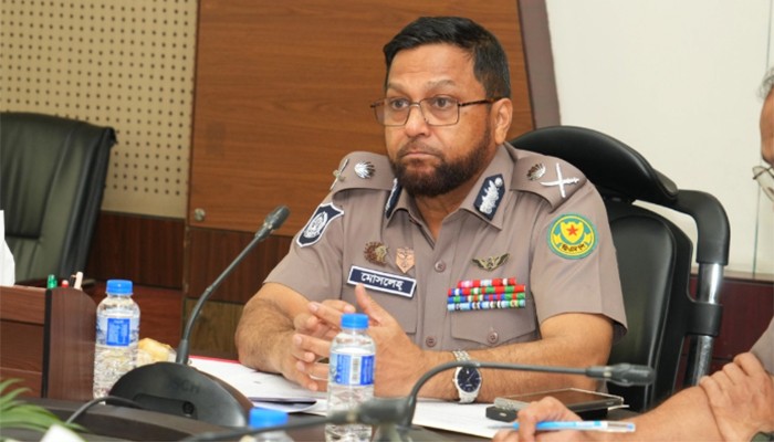 ​পশুবাহী গাড়ি নিয়ে হাটে টানাটানি করলে কঠোর ব্যবস্থা: ডিএমপি কমিশনার