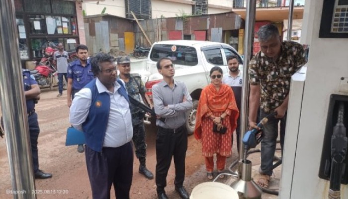 পাম্পে পাম্পে ‘ডিজিটাল’ চুরি: টের পাচ্ছেন না গ্রাহকরা