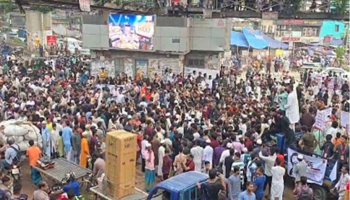 মিরপুর ১০ নম্বরে বিক্ষোভকারীদের সড়ক অবরোধ