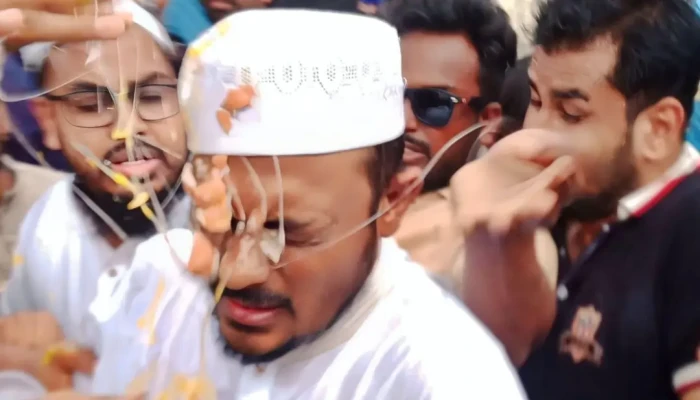 নাসীরুদ্দীন পাটওয়ারীর ওপর হামলা, ডিম নিক্ষেপ