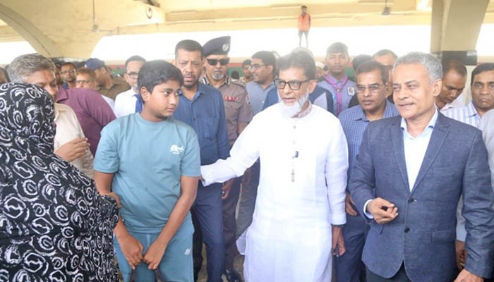 স্টেশন পরিদর্শনে এসে ট্রেন বিলম্বের কারণ জানালেন রেলমন্ত্রী