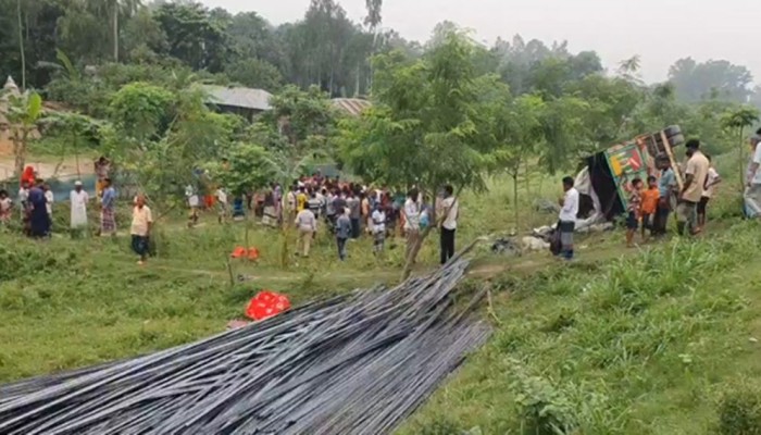 টাঙ্গাইলে রডবোঝাই ট্রাক উল্টে নিহত ১৫