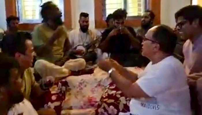 কুমিল্লায় গানের আসরে এমপির টাকা ছিটানোর ভিডিও ভাইরাল