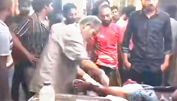 ​​চাঁদাবাজির প্রতিবাদ করায় বাস কাউন্টার মাস্টারকে কুপিয়ে জখম